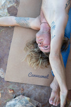 Load image into Gallery viewer, EASY MAT - Natural rubber mat cork surface - Canvasmat